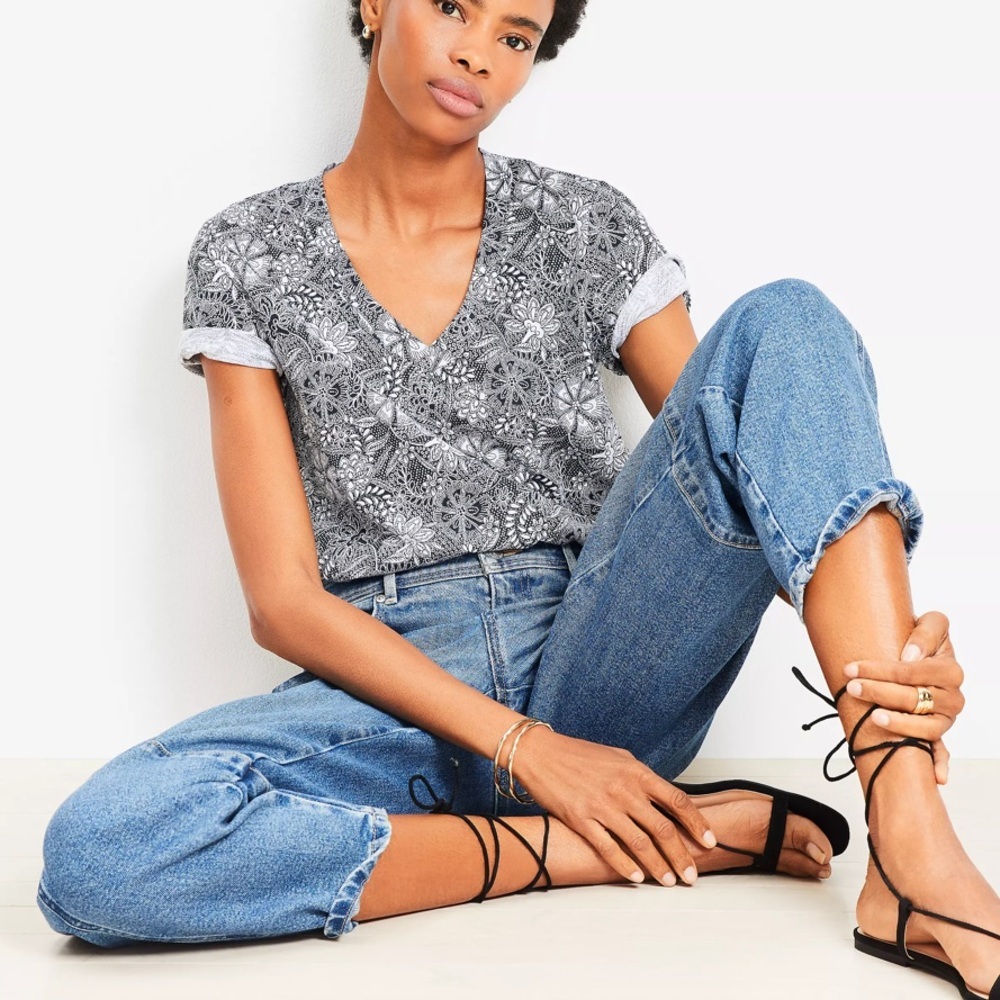LOFT - Deco Everyday V Neck Tee in Gray